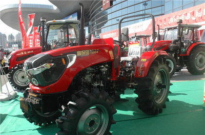 富保田1004轮式拖拉机 现代农业生产的高效伙伴
